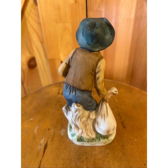 Porcelain Old Man Sitting on Tree Stump (5547) - Picture 3 of 6